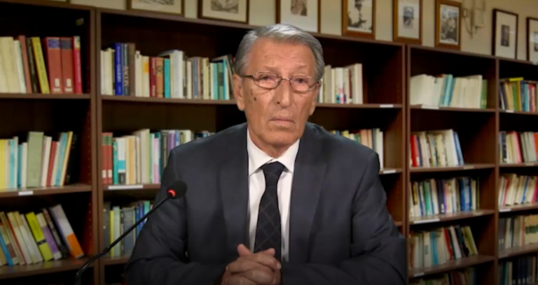 شاخه های این درخت کهن دوشنبه ۲۸ مرداد