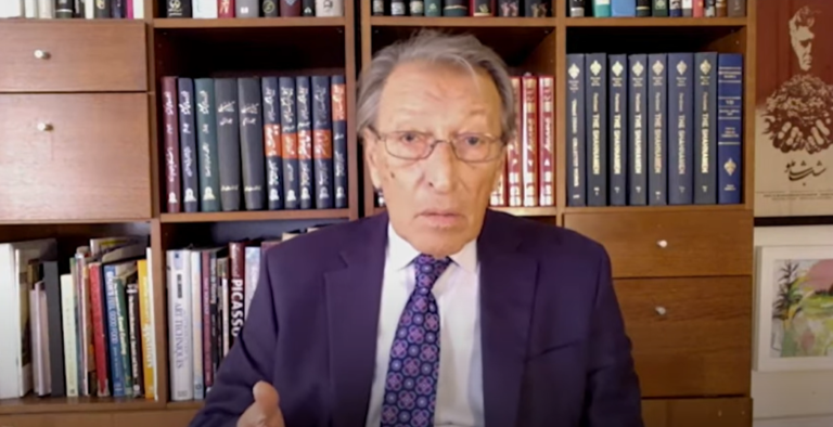 شاخه های این درخت کهن دوشنبه ۱ اردیبهشت